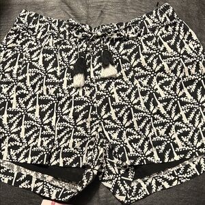 Vineyard Vines Black and White Patterned Women's Cargo Shorts
